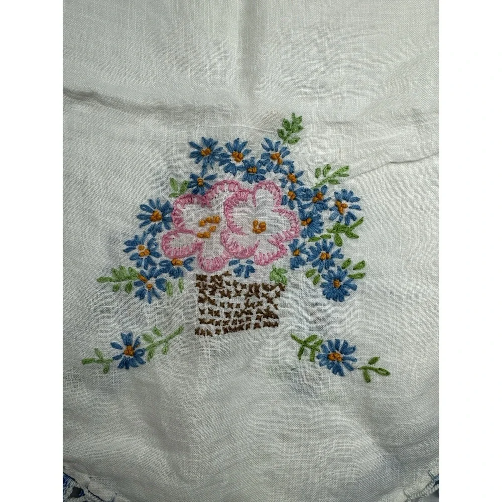VINTAGE‎ Linen Floral Embroidered Vanity Set of 4 Crocheted Lace Edge Runner